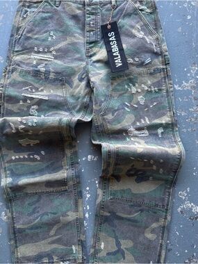 Vallabrasas Men’s Camo Distressed carpenter Jeans